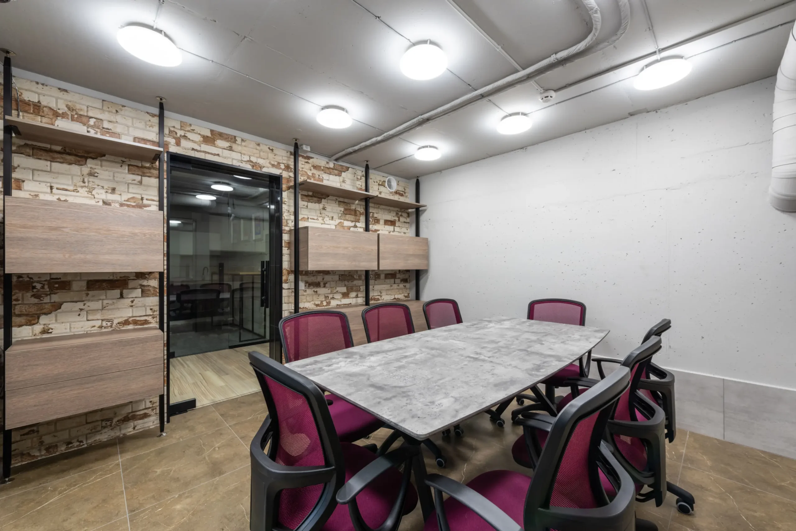 Eleganter Boardroom mit großem Holztisch